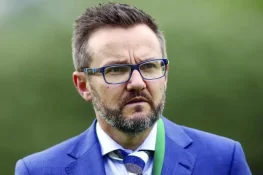 شیر بنگلا اسٹیڈیم کی پچ "ناقابلِ قبول” ہے، مائیک ہیسن کی شکست کے بعد کڑی تنقید