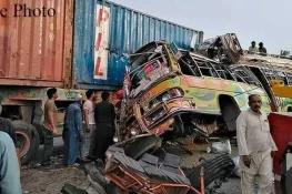مظفرگڑھ میں بس اور ٹریلر میں تصادم، 6 افراد جاں بحق، 18 زخمی