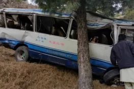 جہلم ویلی میں اسکول وین کھائی میں جاگری، 25 سے زائد بچے زخمی