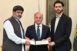 وزیراعظم شہباز شریف سے شاہزیب رند کے والد کی ملاقات، 50 لاکھ روپے کا چیک پیش