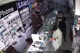 گجرات: رام تلائی چوک پر دن دیہاڑے موبائل شاپ میں 17 لاکھ روپے کی ڈکیتی