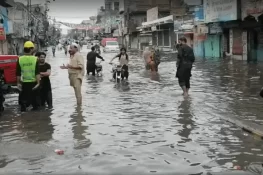 ملک بھر میں بارشوں کا سلسلہ جاری، نشیبی علاقے زیر آب، نظامِ زندگی متاثر