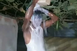 بیوی سے طلاق کے بعد شوہر کا انوکھا جشن، 40 لیٹر دودھ سے نہا کر "آزادی” کا اعلان