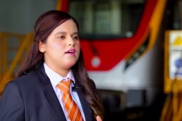 لاہور اورنج لائن کی پہلی خاتون ٹرین ڈرائیور ندا صالح: خواب، جدوجہد اور کامیابی کی داستان