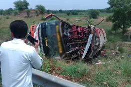 موٹروے پر افسوسناک حادثہ: ٹائر پھٹنے سے بس الٹ گئی، 8 جاں بحق