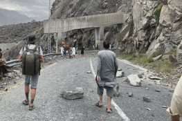 فیری میڈوز روڈ پر لینڈ سلائیڈنگ اور سیلاب سے راستے بند، سیاح امداد کے منتظر