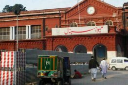 میو اسپتال میں اے سی بند،لواحقین گھروں سے پنکھے لے آئے