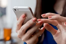 آئی فون کا بیک گراؤنڈ ساؤنڈ فیچر: روتے بچوں کو چپ کرانے کا نیا حل