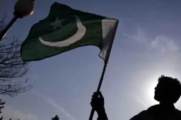 پاکستانی پرچم کی بے حرمتی کرنے والا گرفتار