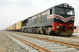 ریلوے ٹریک کے قریب کھیلتے ہوئے 3 بچے ٹرین کی زد میں آگئے