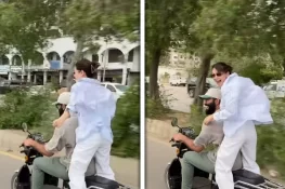 ہانیہ عامر کی موٹر سائیکل پر ڈانس ویڈیو وائرل، مداحوں کی توجہ کا مرکز بن گئیں