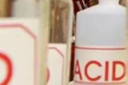 فیصل آباد میں گھریلو تنازع پر شوہر نے بیوی پر تیزاب پھینک دیا