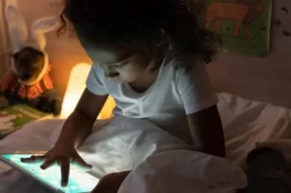 بچوں میں بڑھتا ’اسکرین ٹائم‘ اور دل کی صحت سے متعلق نئی تحقیق