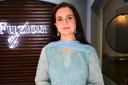 اداکارہ منزہ عارف کا نئے شادی شدہ جوڑوں کو جلد بچے پیدا کرنے کا مشورہ