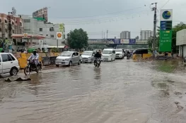 کراچی کی سڑکوں پر درجنوں لاوارث گاڑیاں، بارش کے بعد شہر کا نظام درہم برہم