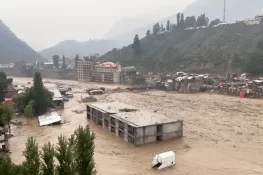 خیبرپختونخوا: سیلاب سے 493 کلومیٹر سڑکیں اور 32 پل تباہ، بحالی کے لیے 9 ارب روپے درکار