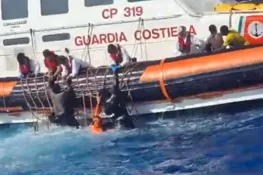 اٹلی کے قریب تارکینِ وطن کی کشتی الٹنے سے المناک حادثہ، 20 ہلاک، درجنوں لاپتا