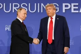 ٹرمپ کا پیوٹن کے استقبال میں طاقت کا مظاہرہ یا صرف روایتی پروٹوکول؟