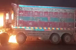 کراچی: راشد منہاس روڈ واقعہ، ڈمپر جلانے کامقدمہ، تاحال 20 افراد زیرِ حراست