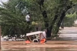 گجرات میں دریائے چناب کا بند ٹوٹنے سے دو بچے جاں بحق، درجنوں افراد پھنس گئے