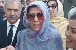 علیمہ خانم کا اڈیالہ جیل کے قریب وکلا کے ہمراہ احتجاجی دھرنا