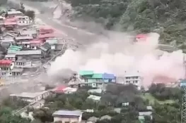 اتراکھنڈ میں کلاؤڈ برسٹ سے تباہی، گھروں اور گاڑیوں پر کیچڑ کا سیلاب، متعدد افراد لاپتا