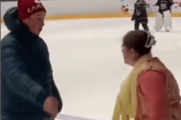 آئس ہاکی میچ میں انوکھا واقعہ،ماں بیٹے کے دفاع میں میدان میں کود پڑی