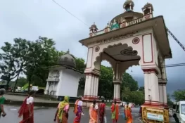 بھارت: مندر میں ریپ کے بعد قتل ہونے والی 100 سے زائد لڑکیوں کی تدفین