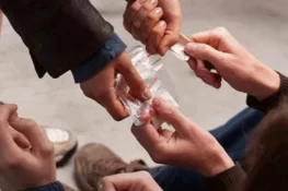کراچی میں آن لائن منشیات فروخت کرنے والے 2 ملزمان گرفتار