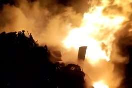 گارمنٹس فیکٹری میں آگ بھڑک اٹھی، عمارت دھماکے سے گر گئی