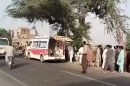 گجرات: بس کی چھت پر بیٹھے دو نوجوان درخت سے ٹکرا کر جاں بحق