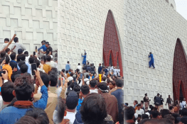 مزار قائد کی دیوار پر چڑھنے والا نوجوان وائرل