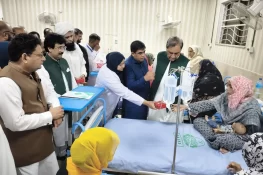 مشیر صحت پنجاب کا جہلم ڈی ایچ کیو اسپتال کا دورہ، یومِ آزادی پر مریضوں میں تحائف تقسیم
