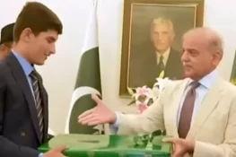 سیلاب سے متاثرہ بچے کی میٹرک کے امتحان میں پوزیشن، وزیراعظم نے ملاقات کیلئے بلالیا