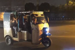 نور پور پڈھے میں محنت کش کا چنگ چی رکشہ چوری