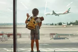 والدین 10 سالہ بیٹے کو ایئرپورٹ پر اکیلا چھوڑ کر فلائٹ پر چلے گئے