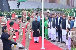 وزیراعظم کی پاکستان مونومنٹ پر پرچم کشائی