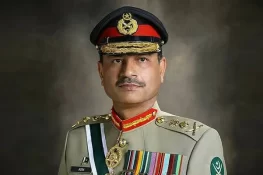 آرمی چیف کی سیلاب متاثرین کی امداد میں شریک اہلکاروں کی تعریف