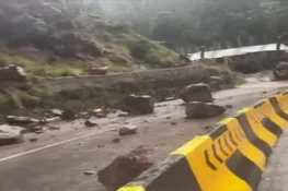 مری ایکسپریس وے پر لینڈ سلائیڈنگ، سڑک کا نصف حصہ ٹریفک کے لیے بند