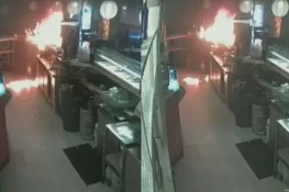مایونیز نہ ملنے پر مشتعل گاہک نے کیفے کو آگ لگا دی
