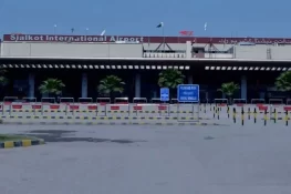 سیالکوٹ ایئرپورٹ پر فلائیٹ آپریشنز بند، رن وے زیرِ آب