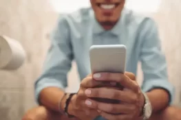 ٹوائلٹ میں فون کا استعمال، خطرناک عادت جو بواسیر کا باعث بن سکتی ہے