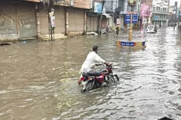 گجرات: قمر سیالوی روڈ اور ملحقہ علاقے سیلابی پانی کی زد میں، گندہ نالہ وبائی خطرے کا باعث بننے لگا