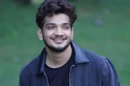 ماں نے والد کے ہاتھوں ظلم سہنے کے بعد زہر کھا کر جان دی، منور فاروقی