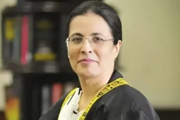 موٹروے پر حادثہ: جسٹس عائشہ اے ملک کے اسکواڈ کی گاڑی الٹ گئی، 5 اہلکار زخمی