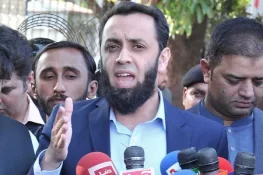 6 جہاز گر گئے، جنگ ہار گئے، اب کہتے ہیں کرکٹ میں ہاتھ نہیں ملائیں گے: وزیر اطلاعات عطاء تارڑ