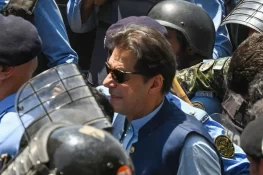 9 مئی جی ایچ کیو حملہ کیس: عمران خان واٹس ایپ لنک پر عدالت میں پیش، وکلا نے پھر بائیکاٹ کردیا