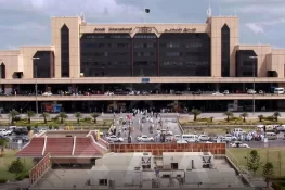 دبئی سے فیصل آباد جانے والی پرواز میں مسافر کا انتقال، طیارے کی کراچی میں ہنگامی لینڈنگ
