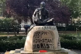 لندن میں مہاتما گاندھی کا مجسمہ مسخ، پولیس نے تحقیقات شروع کر دیں