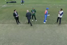 بھارت ڈھٹائی پر قائم، بھارتی کپتان نے ایک بار پھر ٹاس کے بعد پاکستانی کپتان سے ہاتھ نہیں ملایا